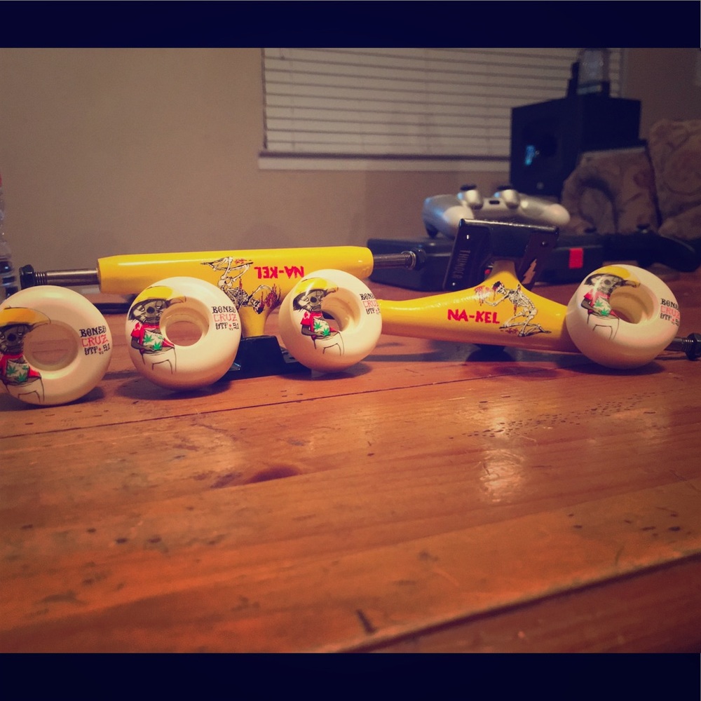 2 trucks NA-kEL skull 4 wheels bone Cruz